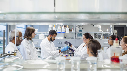 Wissenschaftler arbeiten im Labor.