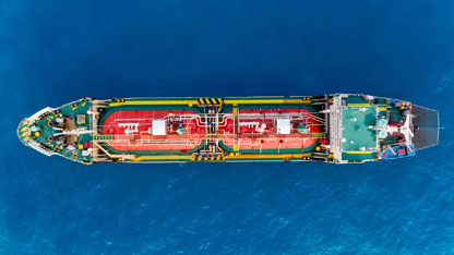 Öl- oder LPG-Tanker-Schiff, das auf dem Meer parkt und auf das Entladen in die Raffinerie wartet.