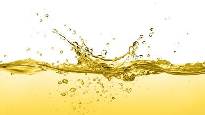 Spritzer aus Speiseöl isoliert auf Weiss