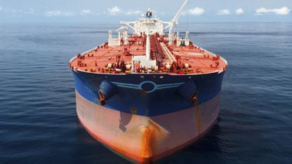 Luftbild eines großen Öltankers, der auf ruhigen Meeren schwimmt.